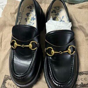 GUCCI Women's Leather Loafers with Horsebit Detail and Textured Thick Sole - Bla